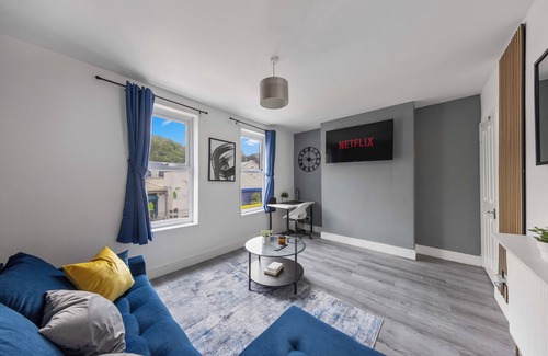 Gillingham House | Cosy 2-Bed Home in the heart of Medway l Sleeps 5