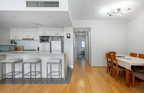 Redfern Apartment | Cosy 2-Bed in Redfern with Terrace & Parking