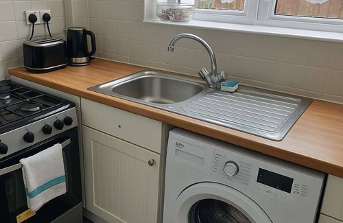 Easton House | Cosy 2-Bed Retreat -10 Mins to City Centre