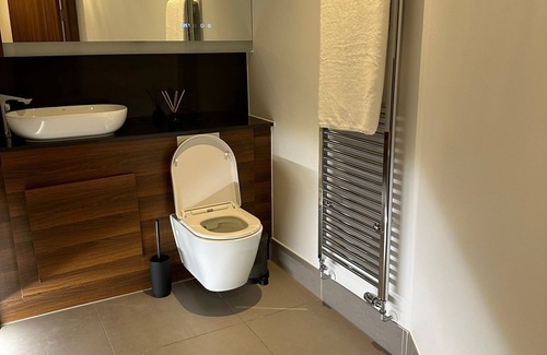 Dartford Apartment | Cosy 2 Bedroom Apartments with Balcony by train station and town centre.