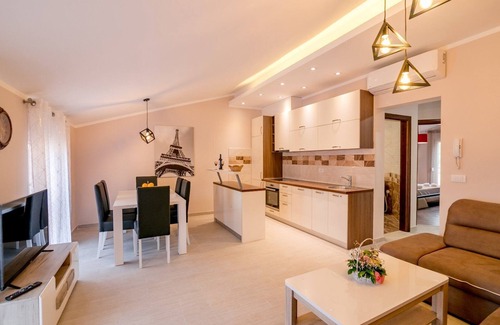 Skaljari Apartment | Cosy 2-bedroom apartment - free parking on premises