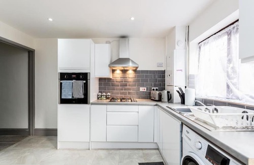 Becontree Apartment | Cosy 2 bedroom house! Dagenham! Free parking