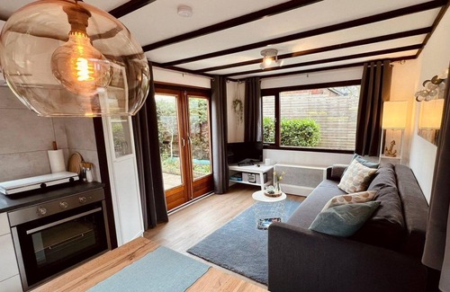 Sint Maartensvlotbrug House | Cosy 2-bedroom chalet, sleeps 4, nice garden with lawn