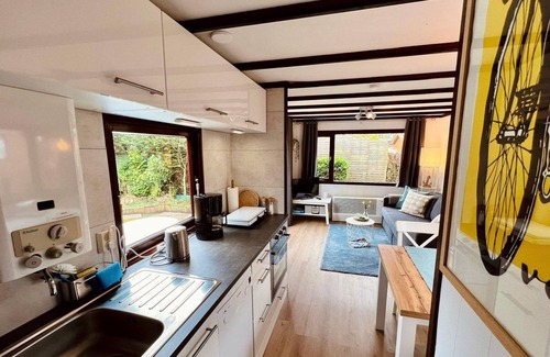 Sint Maartensvlotbrug House | Cosy 2-bedroom chalet, sleeps 4, nice garden with lawn