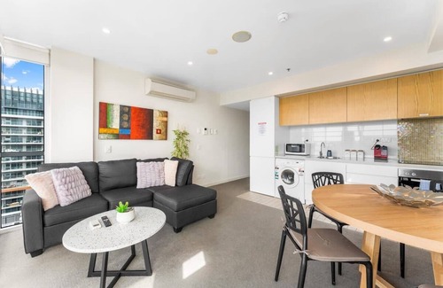 Adelaide Central Business District Apartment | Cosy 2BR CBD Apt. Free Wi-Fi Parking Pool