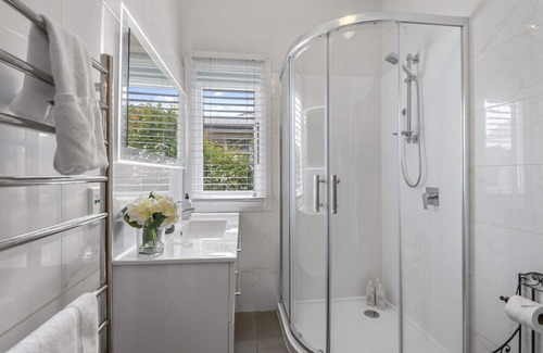 Merivale House | Cosy 3-bedroom home with hot-tub