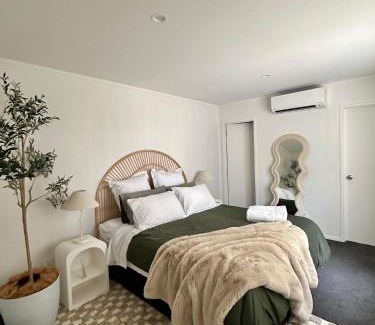 Manurewa House | Cosy 3 Bedroom Home near airport with free parking