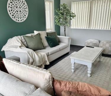 Manurewa House | Cosy 3 Bedroom Home near airport with free parking