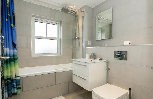 Bicester Apartment | Cosy 3 Bedroom Home Next to Bicester Village!
