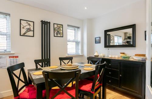 Bicester Apartment | Cosy 3 Bedroom Home Next to Bicester Village!