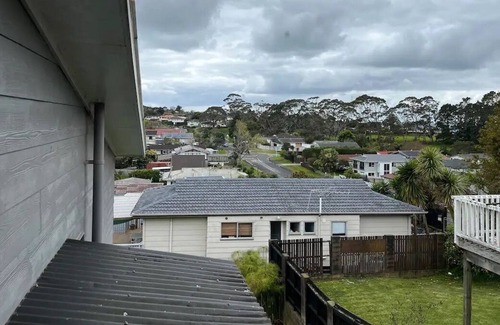 Massey House | Cosy 3 Bedroom House in Auckland