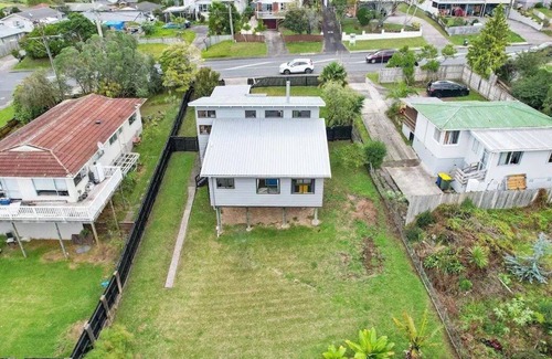 Massey House | Cosy 3 Bedroom House in Auckland