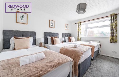 Camberley House | COSY 3 BEDROOM SERVICED HOUSE WITH FREE FAST WiFi AND PARKING FOR 2 CARS, ITS PERFECT FOR BUSINESS STAYS, FAMILIES, RELOCATIONS, EXTENDED STAYS AND EMERGENCY ACCOMMODATION by REDWOOD STAYS