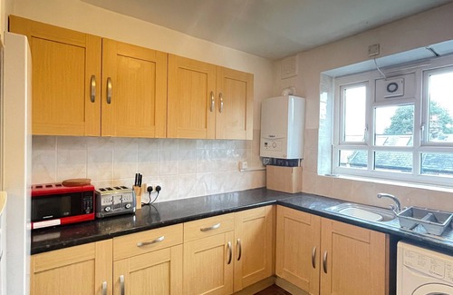 Nine Elms Apartment | Cosy 3BD Flat w/Private Balcony - Nine Elms!