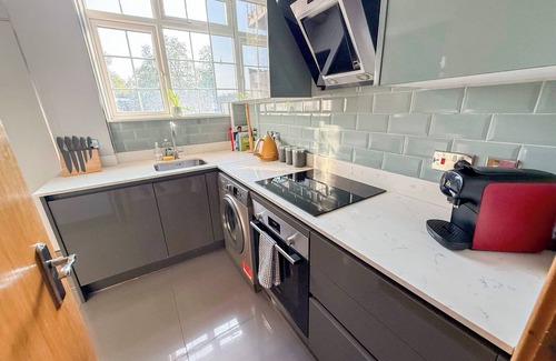 St. Johns Wood Apartment | Cosy 4-Bed, 2-Bath flat with AC near Hyde Park , Paddington , Marylebone