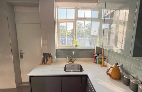 St. Johns Wood Apartment | Cosy 4-Bed, 2-Bath flat with AC near Hyde Park , Paddington , Marylebone