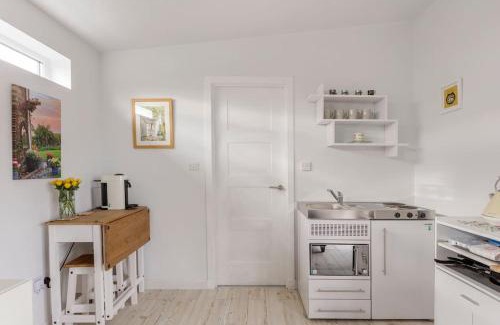Ellon House | Cosy and modern 1 bedroom garden house - very dog friendly!