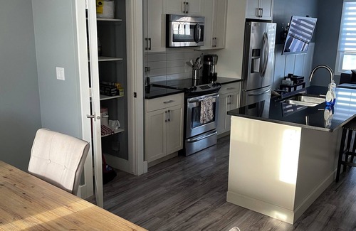Saskatoon House | Cosy and modern 3 Bedroom house with garage and hottub.