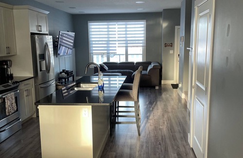 Saskatoon House | Cosy and modern 3 Bedroom house with garage and hottub.