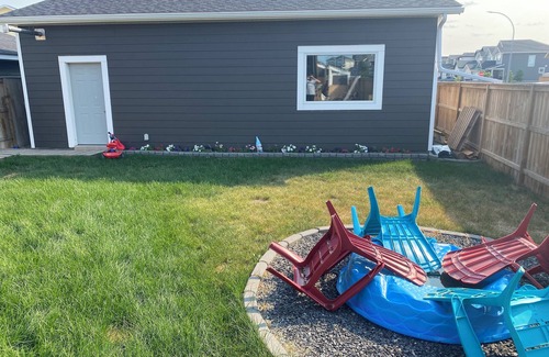 Saskatoon House | Cosy and modern 3 Bedroom house with garage and hottub.