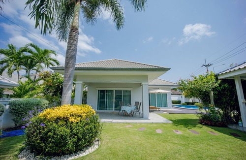 Hua Hin Villa | Cosy and relaxing pool villa, 10 min to the beach and shopping. Family friendly.