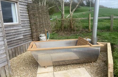 Shaftesbury House | Cosy and rural Lodge at Goldhill Glamping