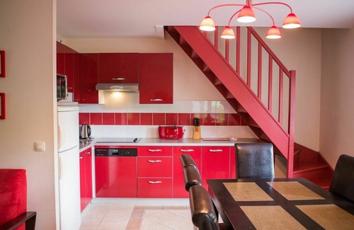 La Bastide-Clairence Apartment | Cosy apartment for 8 people with WIFI, pool, TV, terrace, pets allowed and parking