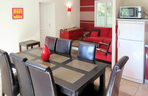 La Bastide-Clairence Apartment | Cosy apartment for 8 people with WIFI, pool, TV, terrace, pets allowed and parking