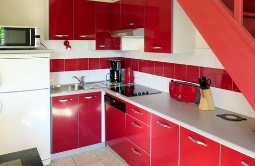 La Bastide-Clairence Apartment | Cosy apartment for 8 people with WIFI, pool, TV, terrace, pets allowed and parking