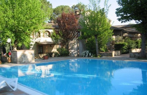 Colle di Val d'Elsa House | Cosy apartment in villa for 6 guests with pool, TV, patio, pets allowed and parking