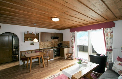 Pfons Apartment | Cosy apartment for 5 guests with TV, terrace, panoramic view and parking