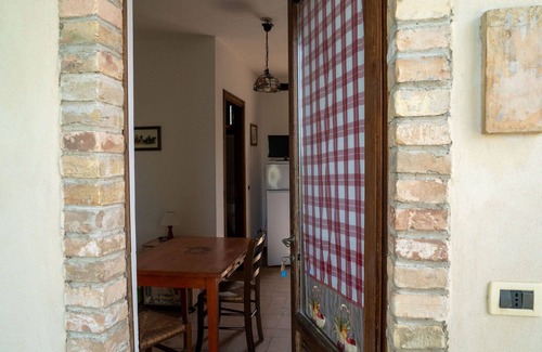 Citta Sant'Angelo Apartment | Cosy apartment for 4 people with WIFI, pool, A/C, TV, patio, pets allowed and parking