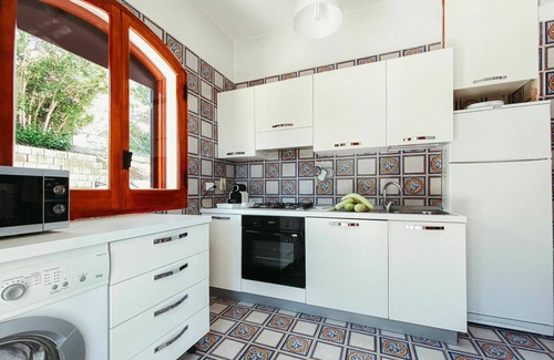Caronia House | Cosy apartment in villa for 6 people with WIFI, hot tub, TV, patio, pets allowed and parking