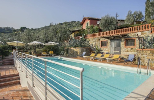 Pieve a Nievole Apartment | Cosy apartment for 3 guests with WIFI, hot tub, pool, TV, patio, pets allowed and parking