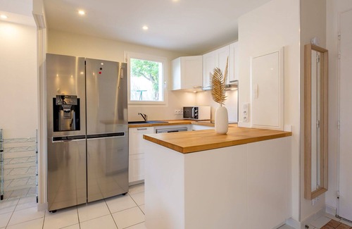 La Rouviere Apartment | Cosy apartment for 8 guests with pool, WIFI, A/C, TV and patio