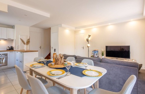 La Rouviere Apartment | Cosy apartment for 8 guests with pool, WIFI, A/C, TV and patio