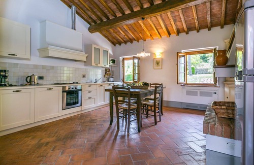 Castelfiorentino Villa | Cosy apartment in villa for 8 guests with A/C, WIFI, pool, TV, terrace, pets allowed and parking