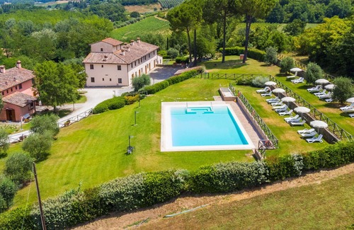 Castelfiorentino Villa | Cosy apartment in villa for 8 guests with A/C, WIFI, pool, TV, terrace, pets allowed and parking