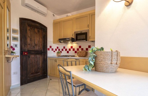 Canneddi Apartment | Cosy apartment for 4 people with pool, WIFI, A/C, TV, terrace and pets allowed