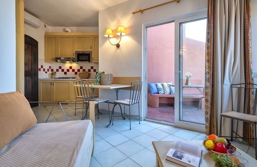 Canneddi Apartment | Cosy apartment for 4 people with pool, WIFI, A/C, TV, terrace and pets allowed