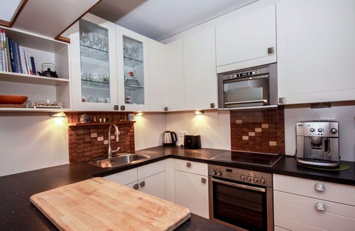 Amras Apartment | Cosy apartment for 3 people with WIFI, TV, balcony and parking