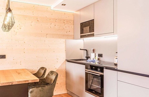 Lermoos Apartment | Cosy apartment for 4 guests with WIFI, hot tub, TV, balcony and parking