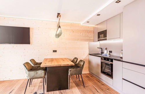 Lermoos Apartment | Cosy apartment for 4 guests with WIFI, hot tub, TV, balcony and parking