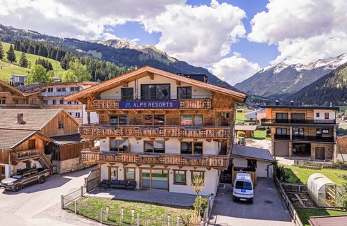 Lermoos Apartment | Cosy apartment for 4 guests with WIFI, hot tub, TV, balcony and parking