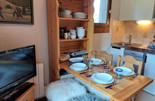 Demi-Quartier Apartment | Cosy apartment for 4 guests with TV, balcony and parking