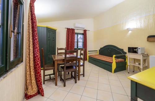 Arborea Apartment | Cosy apartment for 4 guests with pool, A/C, WIFI, TV, pets allowed and parking