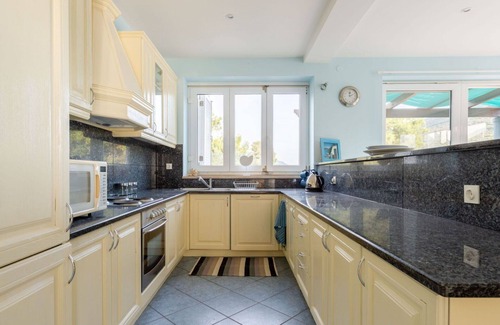 Mali Ston Apartment | Cosy apartment for 4 people with A/C, WIFI, hot tub, TV, balcony and parking