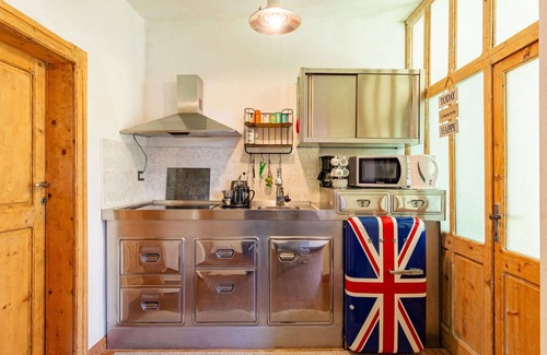 Aurogna Apartment | Cosy apartment for 4 people with WIFI, A/C, TV, patio and parking
