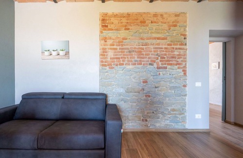 Calosso Apartment | Cosy apartment for 4 people with pool, WIFI, TV and balcony