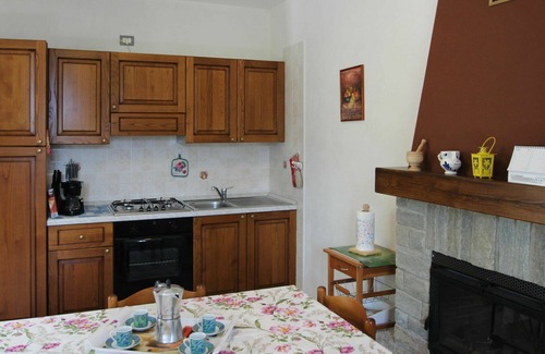 Cremia Apartment | Cosy apartment for 4 people with TV, balcony and parking